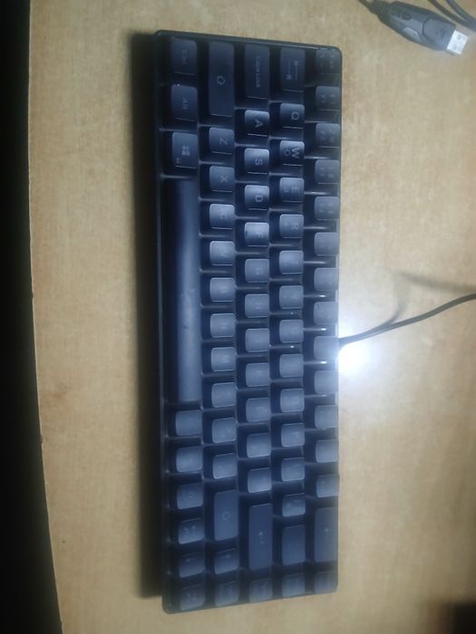 Tastatura white SHARK(pentru piese)( niște butoane defecte)