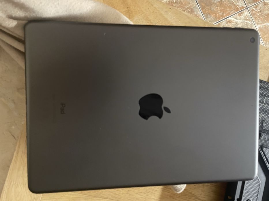 iPad 8 Generație (32GB) – Stare Bună