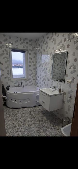 Inchiriez apartament Calea Moldovei cu parcare subterana