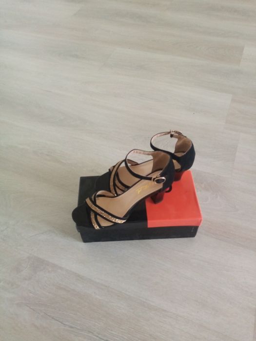 Продам Босоножки