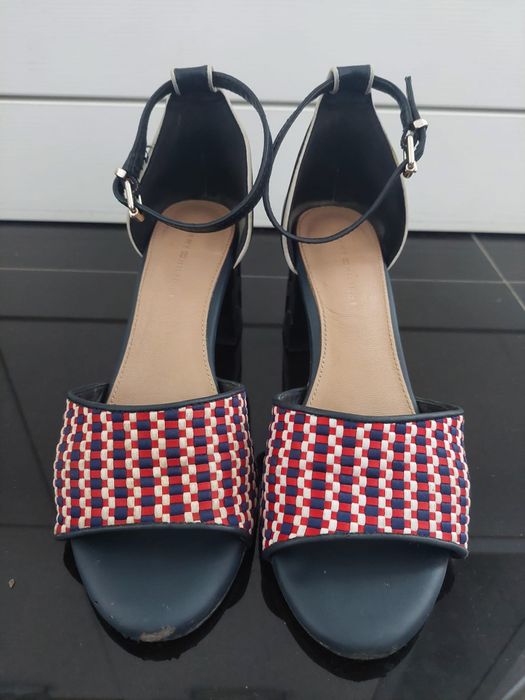 Маркови чехли и сандали на разпродажба