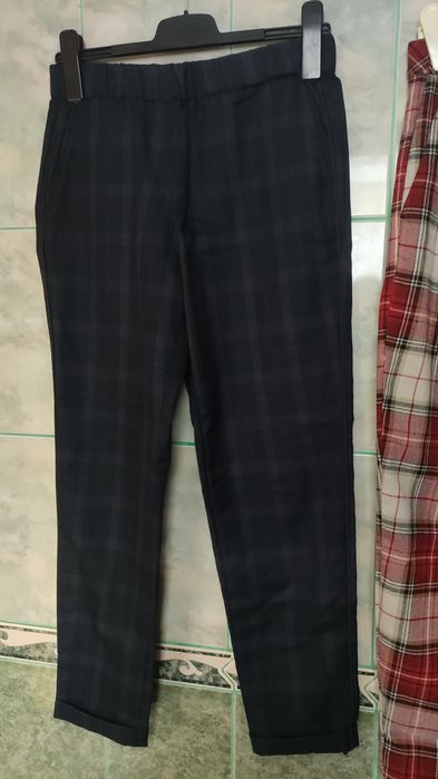 Pantaloni M 40, toți la 20 lei.