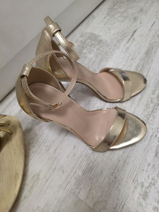 Чисто нови сандали на ток с чанта