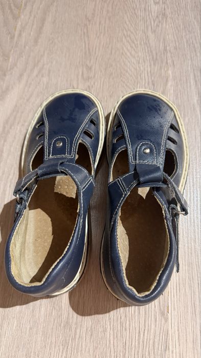 Обувь детская кожаная.