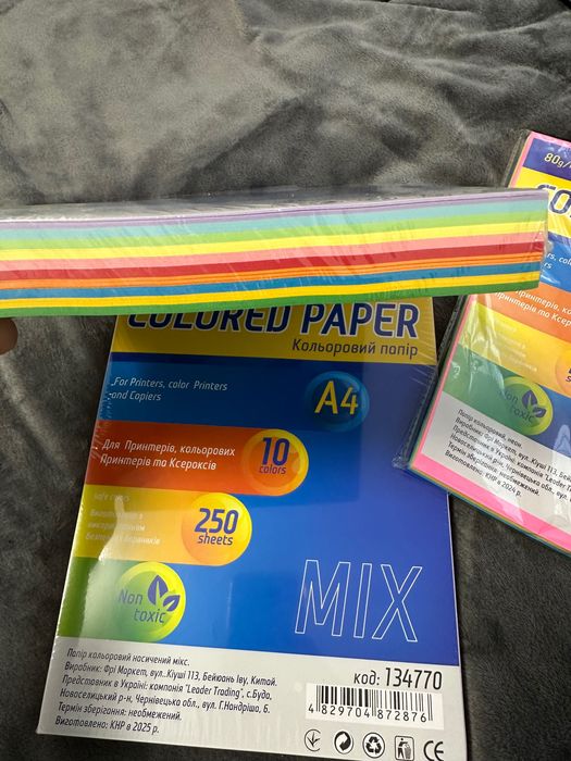Hârtie colorată
10 culori
250 de coli
Grosime - 80