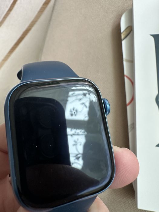 Продавам оригинален apple watch 7 45mm GPS син с подарък!