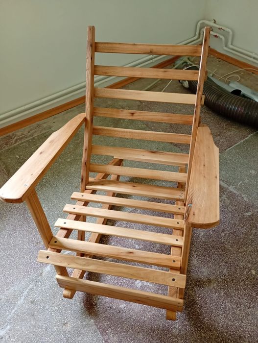 Oferim mobilier rustic din lemn, lucrat manual  mese, scaune, șezlonguri și scaune rabatabile.