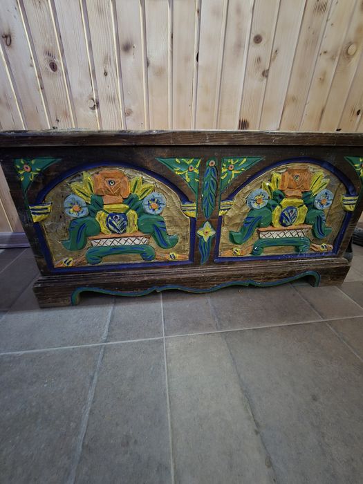 Ladă de zestre veche, sculptată manual și pictată – Autentică,
