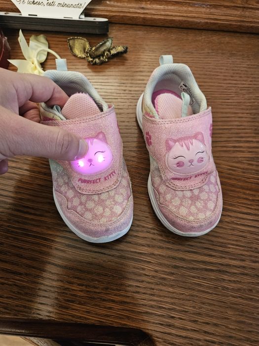 Adidasi fete DD Step  pantofi  nr. 26 lumineaza si miauna putin folositi
