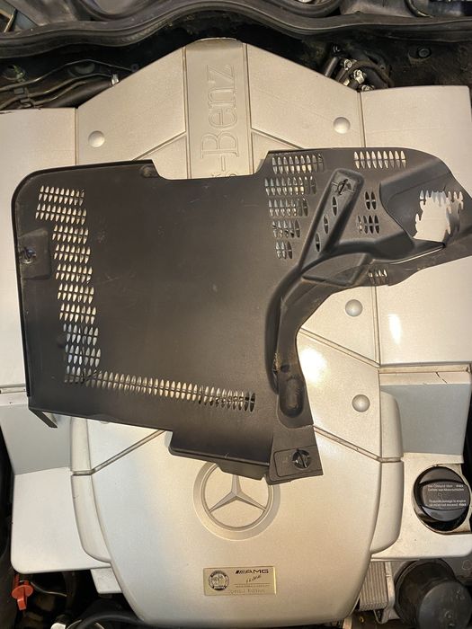 Капак кора над филтърната кутия в двигателния отсек на Мерцедес W211