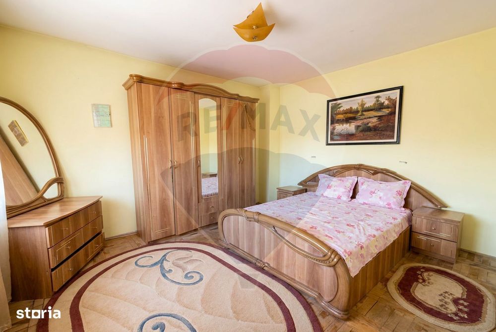 Casă cu 4 camere de vânzare - str. Morii
