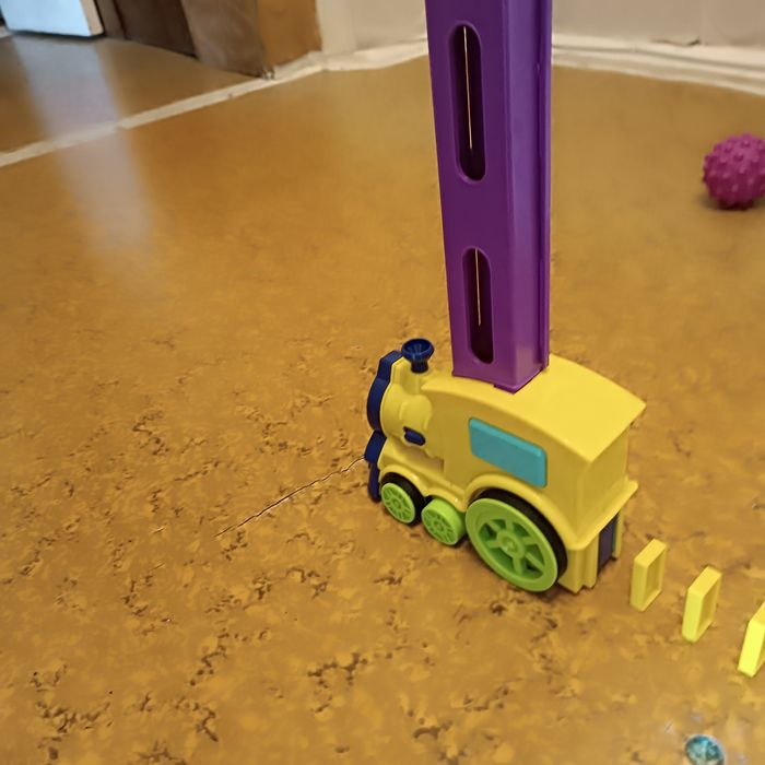 Продам паровозик на батарейках.