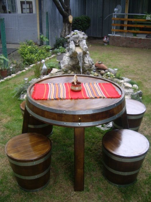 Дървени маси и столове, шкафове тип буре.