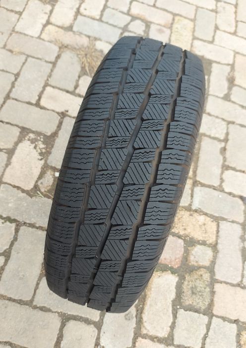 O bucată 235/65 R16C M+S iarnă - una Barum Vredestein Torque Goodyear