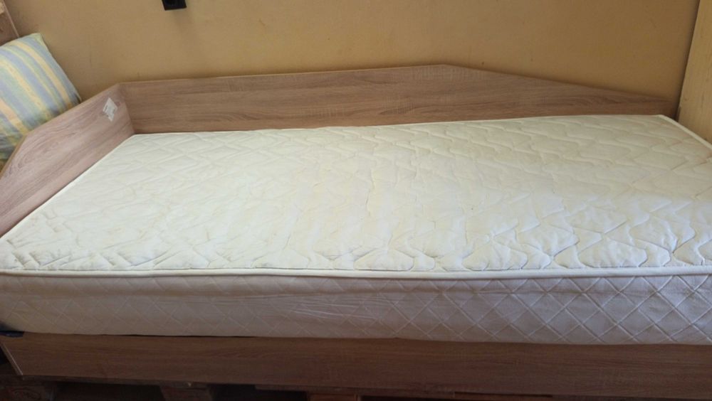 Ъглово легло с матрак и повдигащ механизъм