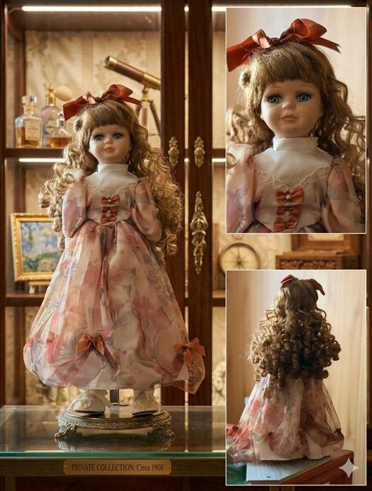 Păpușă de porțelan vintage – rochie roz florală, păr ondulat, ochi verzi