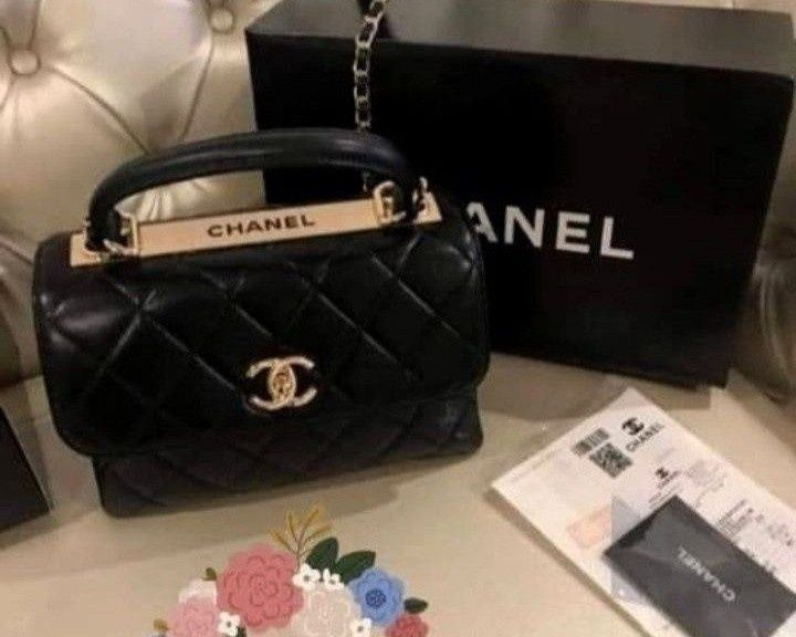 Geanta damă cu maner,logo metalic auriu, saculet inclus, etichetă