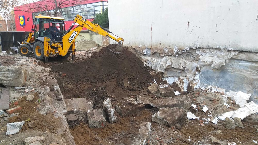 inchiriez buldoexcavator , picon , excavatii , demolari