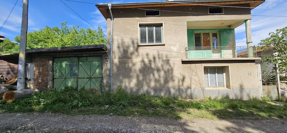 Подавам къща с парцел !