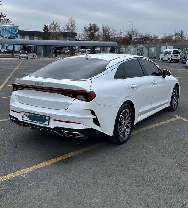 Kia k5 2023 yil oq toza