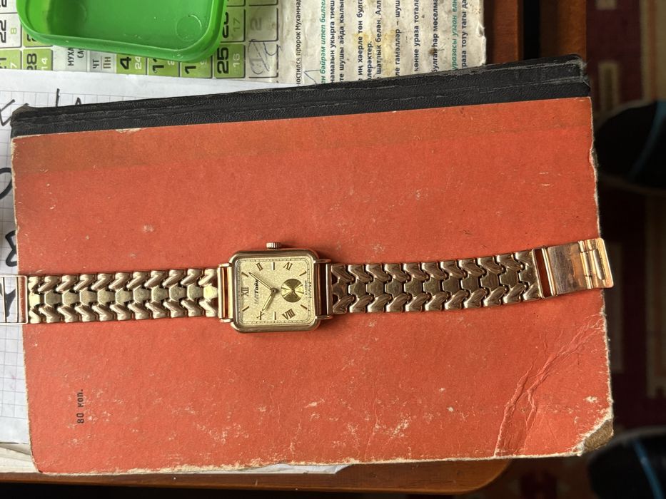 Продам золотые часы.