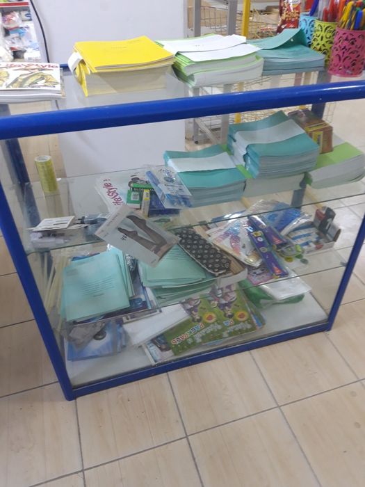 Продам  полки стеклянные для магазина б/у,самовывоз