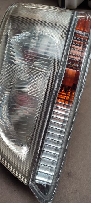 Фара передняя Toyota Hiace