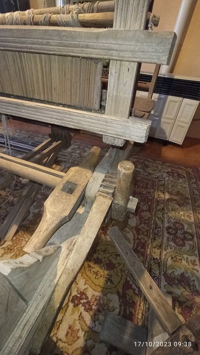 Vând război de țesut vechi