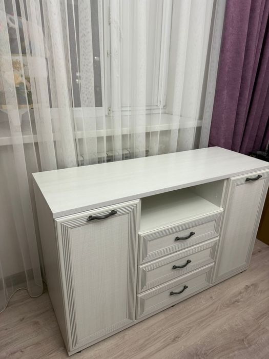 Продается светлая тумба под телевизор