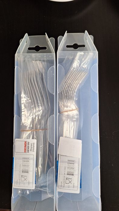 Farfurii, pahare, cani