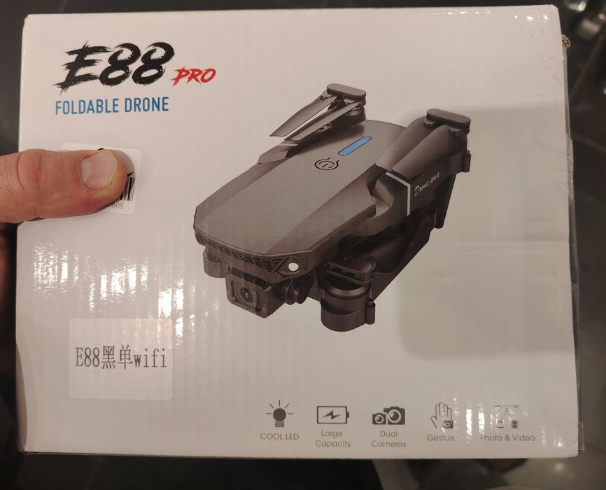 Drone E88 Pro la pachet