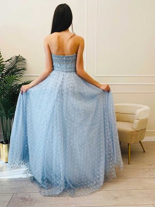 Бална рокля в небесно синьо, обсипана с мъниста, S размер