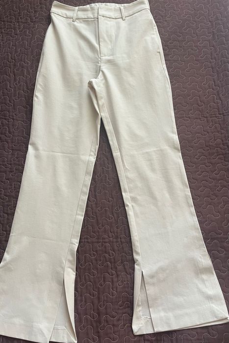 Панталон в цвят екрю с цепка на крачола