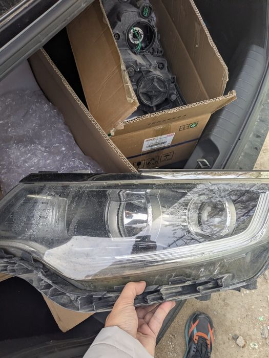 Фара и бампер автомобиля Киа оптима