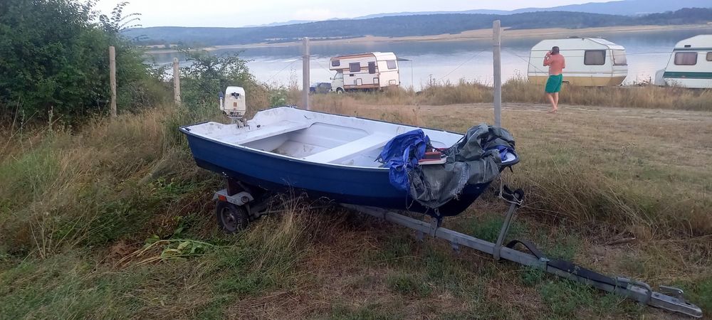 Продавам лодка с колесар и мотор. Колесарът е нерегистриран