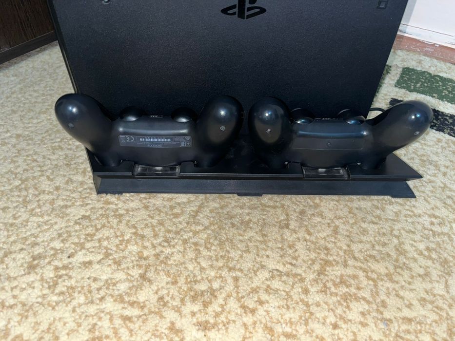 PS 4 PRO в хорошем состоянии с подставкой