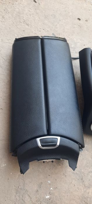 Продам верхную крышку от подлокодника (бара) мерседес w213