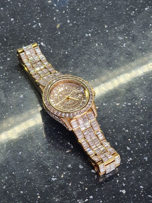 мъжки часовник  с камъни