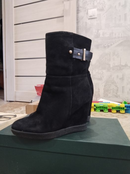 Женские замшевые сапоги