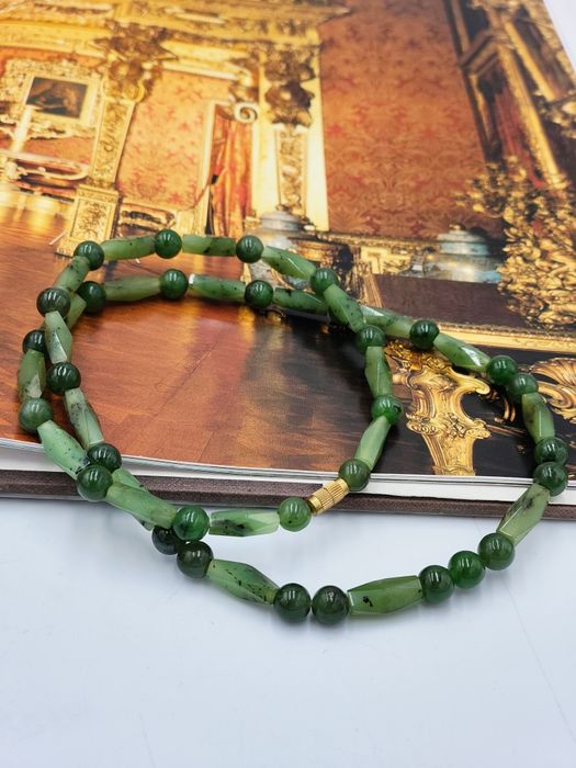 Винтидж нефритена огърлица , перфектно състояние