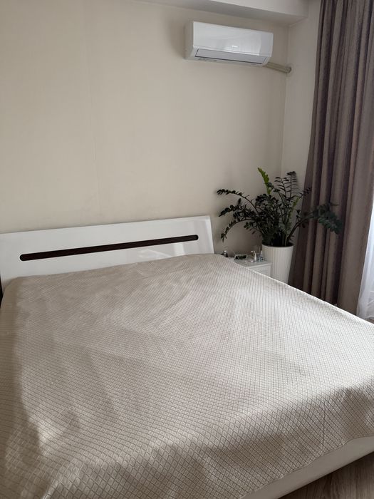 Кровать без матраса