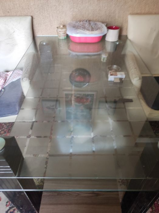 Продам стеклянный стол