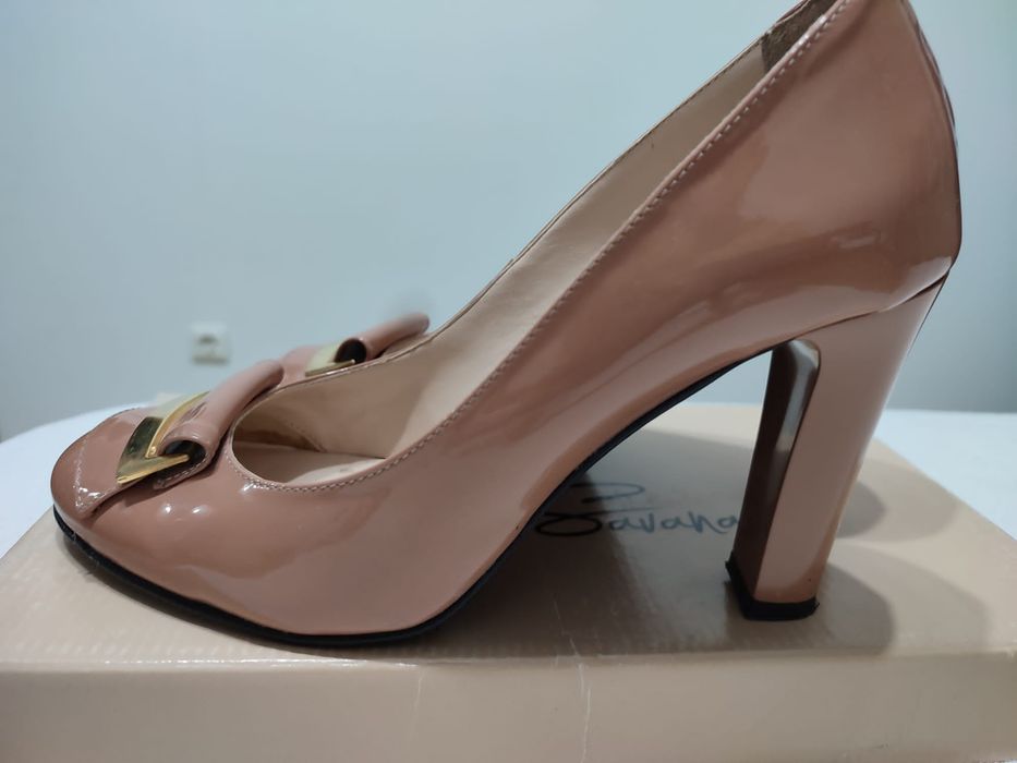 Pantofi diverse modele și culori