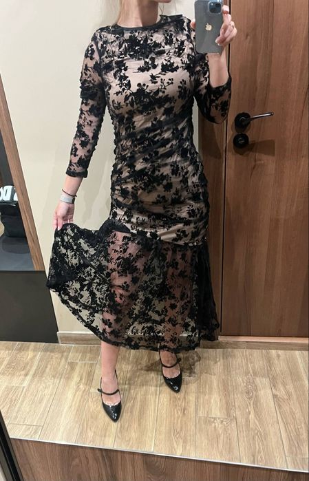 Еластична дантелена рокля