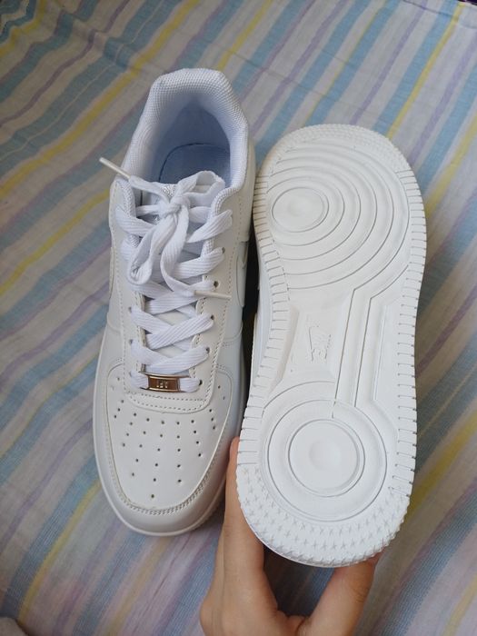 белые кроссовки , размер 40