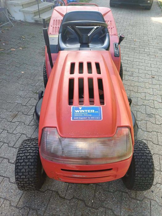 Tractor de tuns iarbă