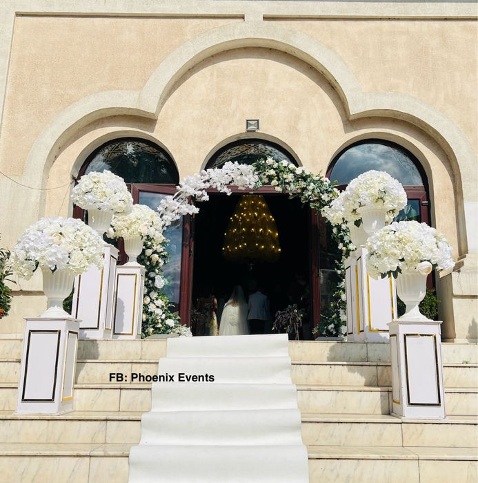 Aranjament biserica decor decoratiuni florale intrare cununie nunta bo