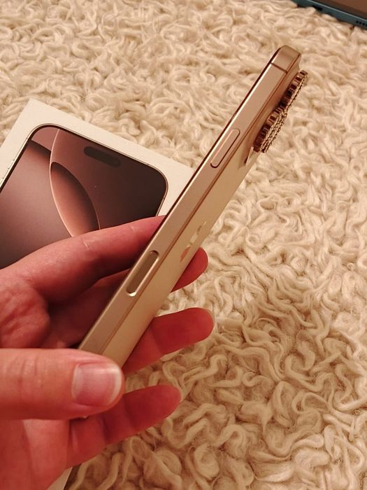 iPhone 16 Pro Max, нов + 8 калъфы