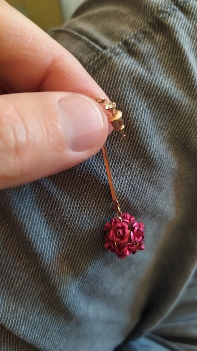 Продам Серьги золотистого цвета с переливающимся камешком