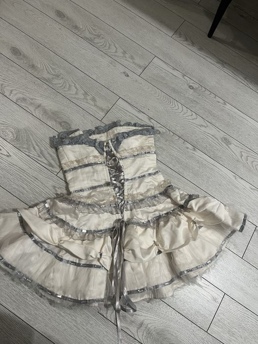 Рокля с камъчета